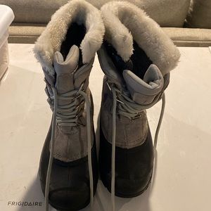 Women sz 8 winter boats.